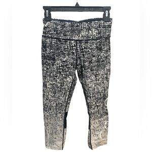 CALVIN KLIEN BLACK AND WHITE CAPRI LEGGINGS